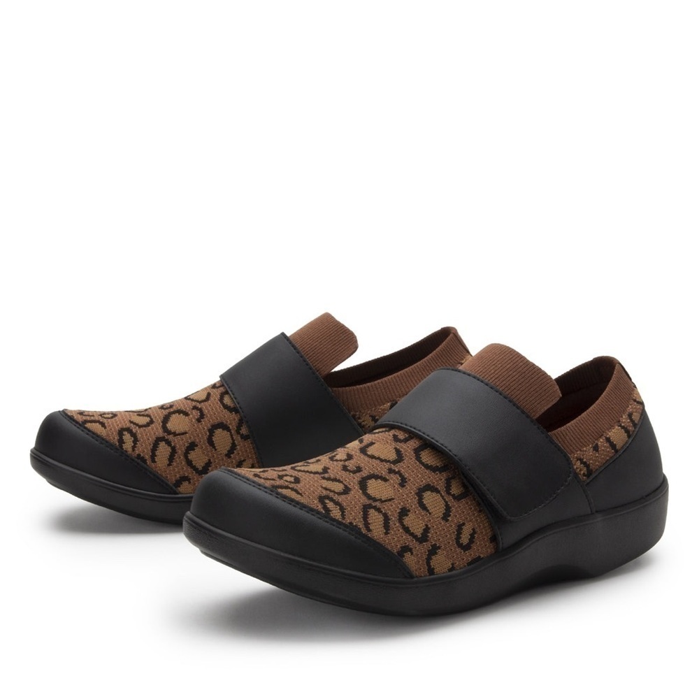𝅺NEW Traq by Alegria Qwik Sneaker Slip on Walking Shoe Leopard 38 EUR 8-8.5 US